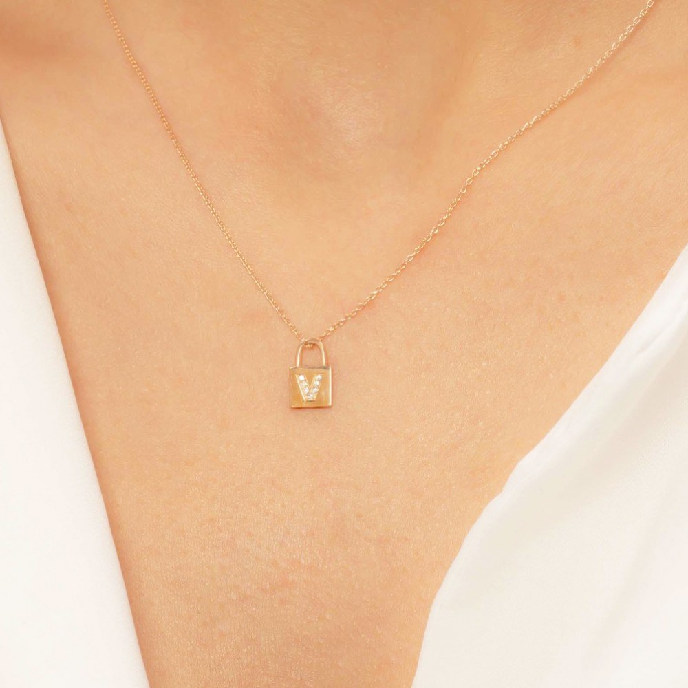 Pırlantalı (V) Harfli Kolye